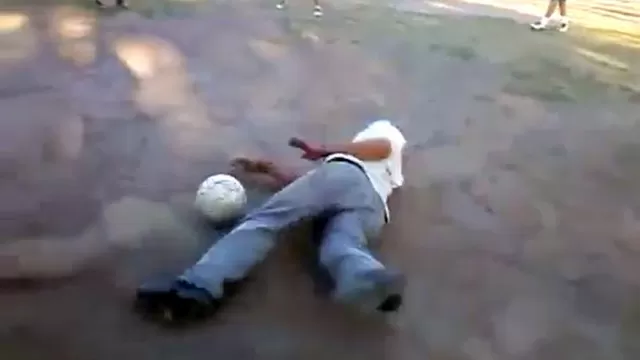 Video de borracho intentado jugar fútbol causa sensación en el mundo