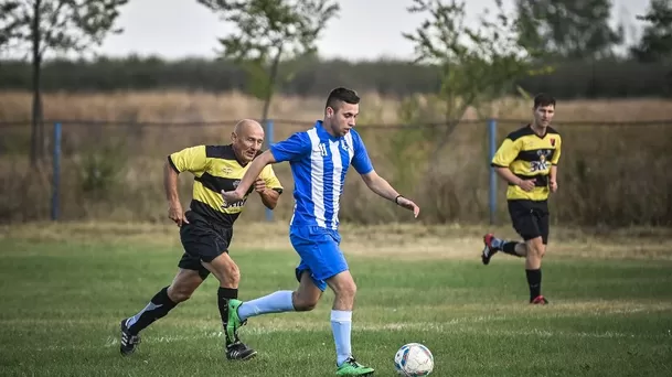 Sin duda uno de los jugadores de fútbol en actividad más veteranos de Europa | Foto: AFP.