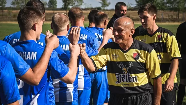 YouTube: Un futbolista se mantiene en activo en Serbia con casi 67 años