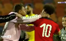 YouTube: Hinchas se abalanzan sobre Mohamed Salah y le hacen pasar incómodo momento - Noticias de egipto