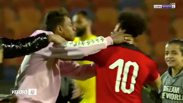 YouTube: Hinchas se abalanzan sobre Mohamed Salah y le hacen pasar incómodo momento
