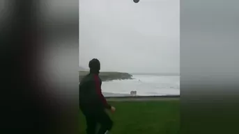 YouTube: Huracán 'Eleonor' en Irlanda le devolvió el balón a futbolista