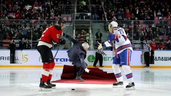 José Mourinho se resbaló tras dar saque de honor en partido de hockey en Rusia