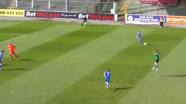YouTube: Jugador en Irlanda anotó golazo de cabeza desde aproximadamente 36 metros