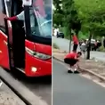 YouTube: Jugadores de club brasileño se bajaron de bus y lanzaron piedras a barristas