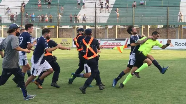 YouTube: Jugadores de un equipo golpearon a árbitro en Argentina tras perder partido