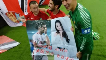 A punta de goles, Pato busca conquistar a la actriz china Dilraba Dilmurat