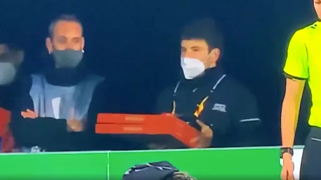 YouTube: Repartidor de pizzas apareció en un partido de Europa League y se volvió viral