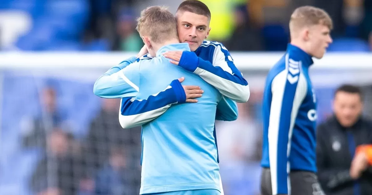 Zinchenko y Mykolenko protagonizan emotivo abrazo en el Everton vs