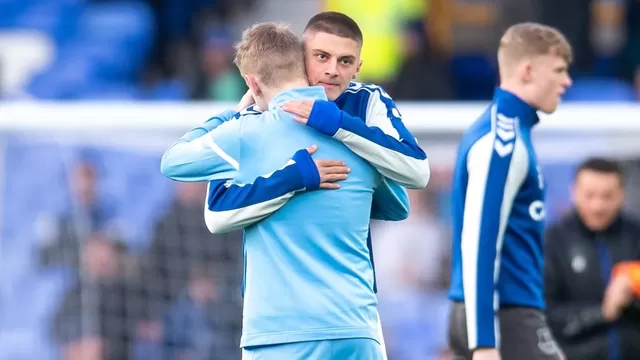 Zinchenko y Mykolenko protagonizan emotivo abrazo en el Everton vs. Manchester City