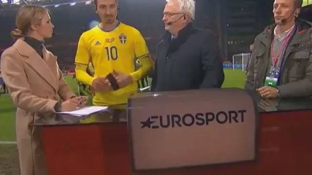 Zlatan Ibrahimovic era entrevistado y mira qué hicieron sus compañeros