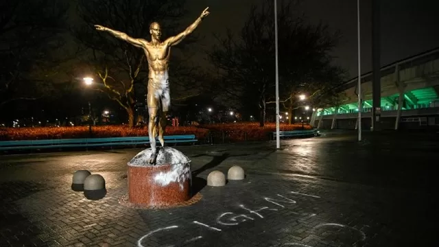 La estatua de Ibrahimovic mide casi 3 metros. | Foto: spiegel.de