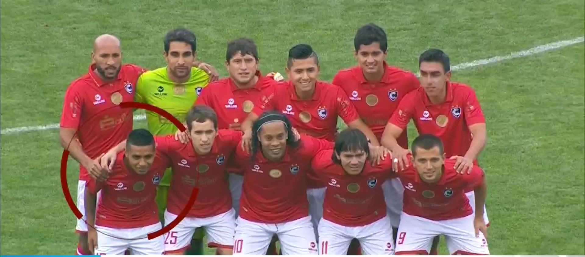 En 2016, Aarón Torres compartió equipo con Ronaldinho en Cienciano.