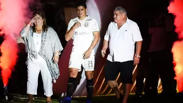 Aldo Corzo sali&amp;oacute; a la cancha de la mano de sus padres. | Foto: Club Universitario de Deportes