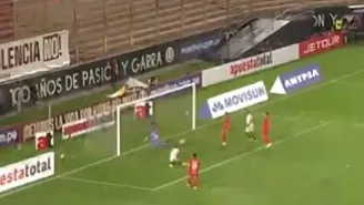 Alex Valera falló clara ocasión de gol para Universitario vs. Sport Huancayo