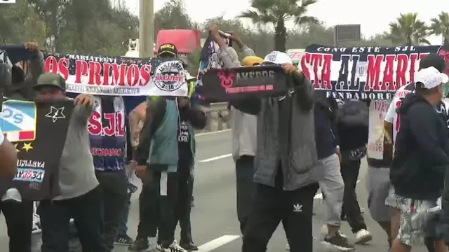 Alianza Lima: Barristas blanquiazules llegaron al entrenamiento del equipo 