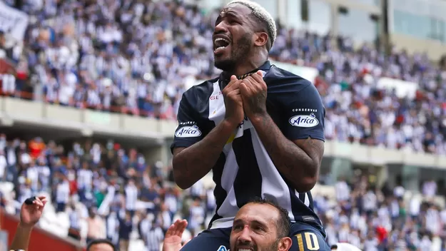 Alianza Lima campeón: Farfán fue cargado en hombros tras la obtención del título