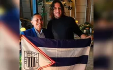Alianza Lima: Carles Puyol posó con una bandera blanquiazul - Noticias de claudio-pizarro