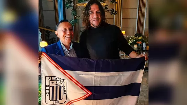 Alianza Lima: Carles Puyol posó con una bandera blanquiazul
