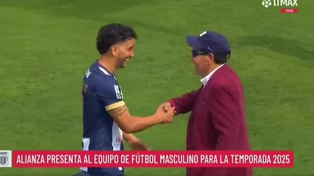 Jean Pierre y Lalo Archimbaud se abrazaron en la Tarde Blanquiazul 2025 / Captura / Liga 1 MAX