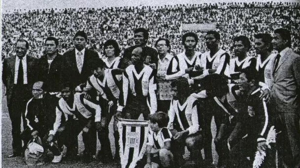 El equipo que saltó al campo para la inauguración del estadio de Alianza Lima | Foto: Medios