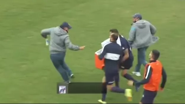 Alianza Lima: Hernán Barcos y Pablo Míguez bañaron a Carlos Bustos en celebración