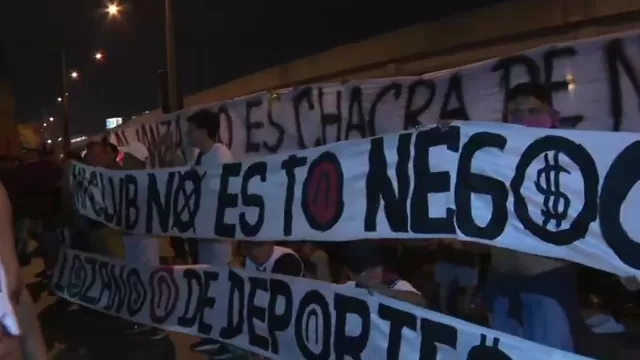 Alianza Lima: Hinchas blanquiazules realizaron protesta en la Videna