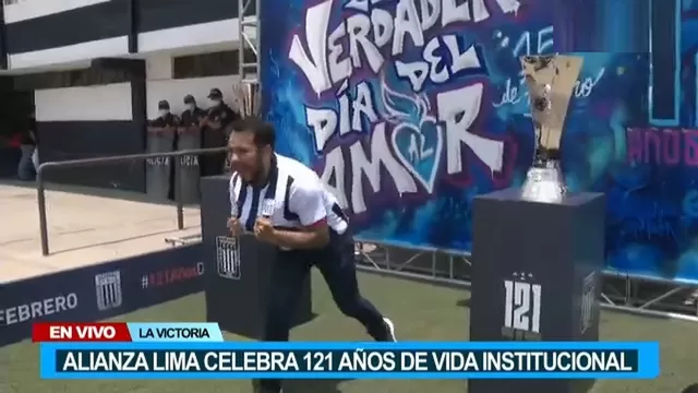 Alianza Lima: Hinchas celebran en Matute el aniversario 121 del club