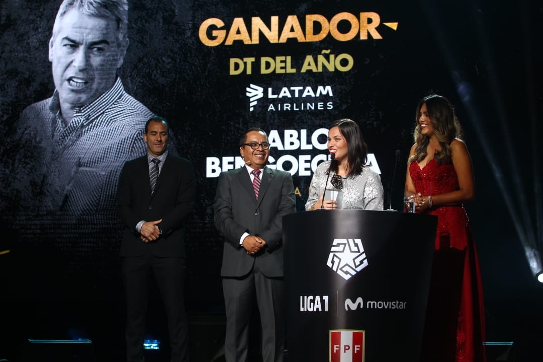 La hija de Pablo Bengoechea recibió el trofeo | Foto: Liga 1.