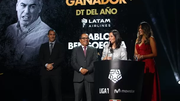 La hija de Pablo Bengoechea recibió el trofeo | Foto: Liga 1.