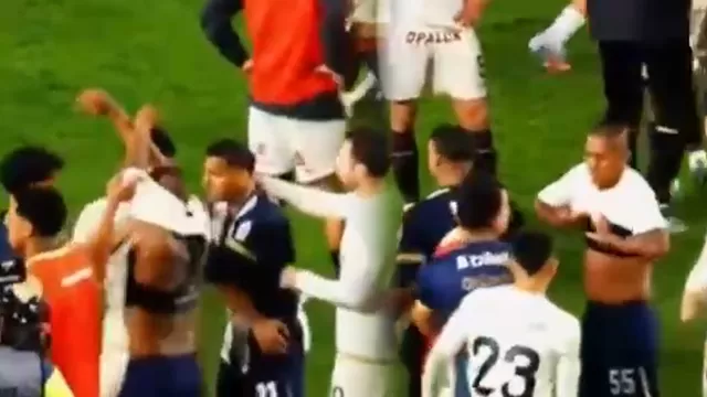 Pedro Aquino se colocó la camiseta de Universitario y su compañero le obligó a quitárselo / AD / TikTok