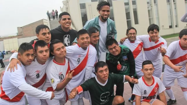 Pedro Gallese y Wilder Cartagena visitaron a la selección peruana de futsal con síndrome de down | Foto: Alianza Lima.