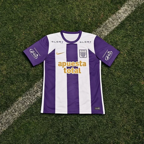 La nueva camiseta blanquimorada de Alianza Lima. | Fuente: @alianzalima