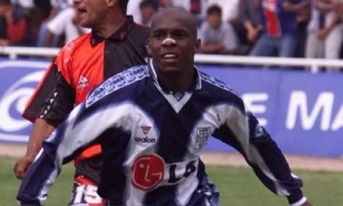 Tressor Moreno playing for San Luis