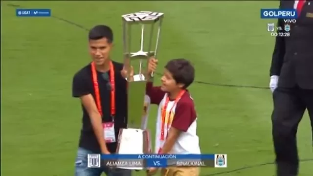 Alianza Lima vs. Binacional: Hijos de Juan Pablo Vergara cargaron trofeo de la Liga 1