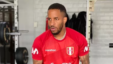 Farfán compartió una imagen viendo el partido por televisión. | Foto: FPF