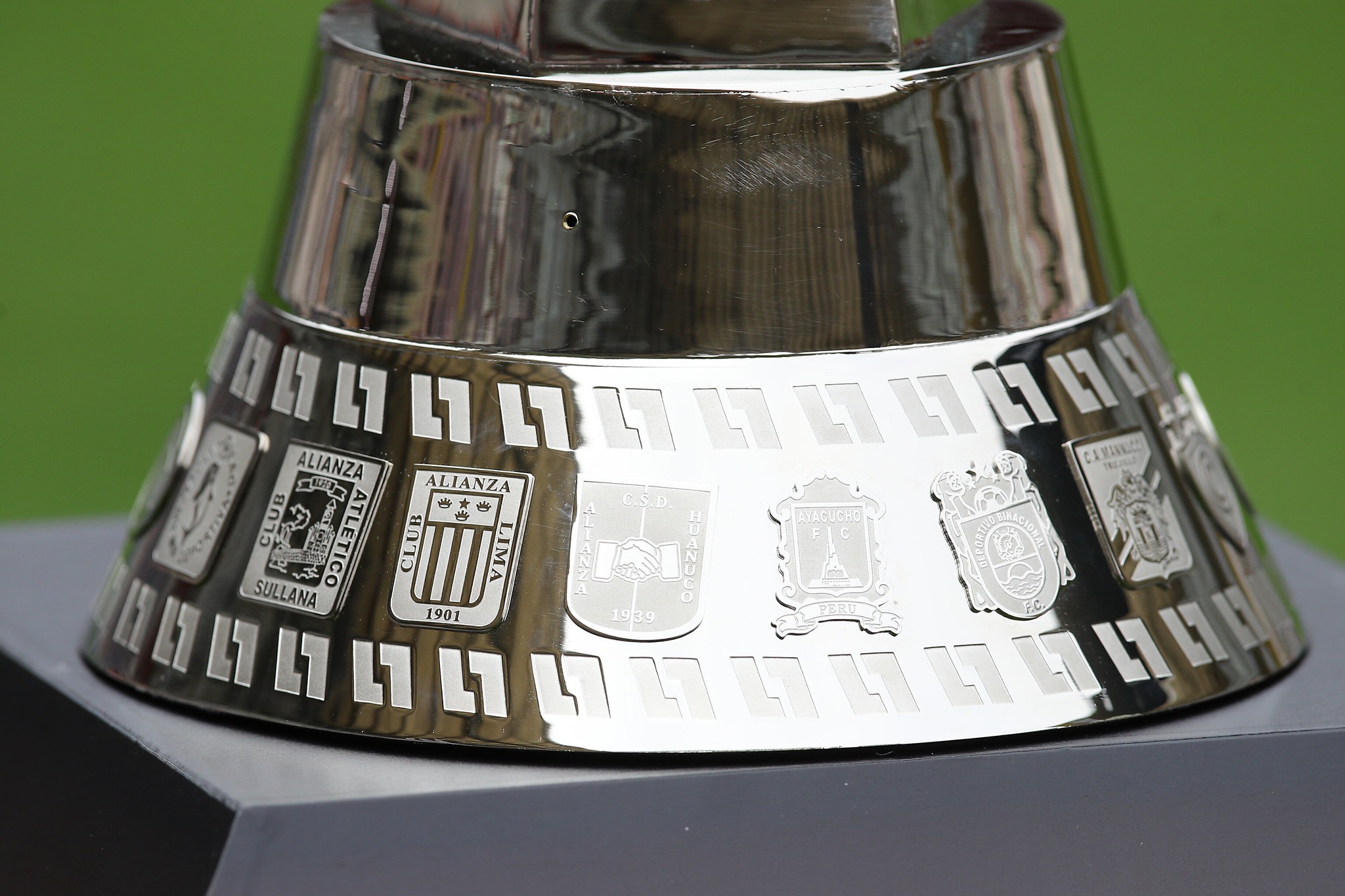 Alianza Lima vs. Sporting Cristal Liga 1 presentó el trofeo 2021 que