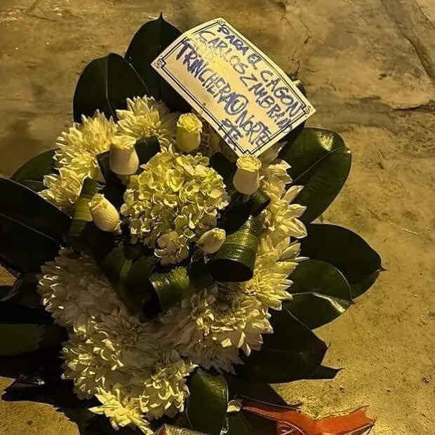 Dejan corona fúnebre en casa de Carlos Zambrano. | Foto: Edher Quintana Velarde