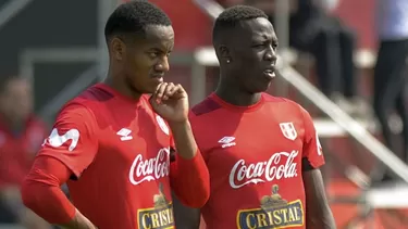 Carrillo y Advíncula son compañeros en la selección. | Foto: AFP