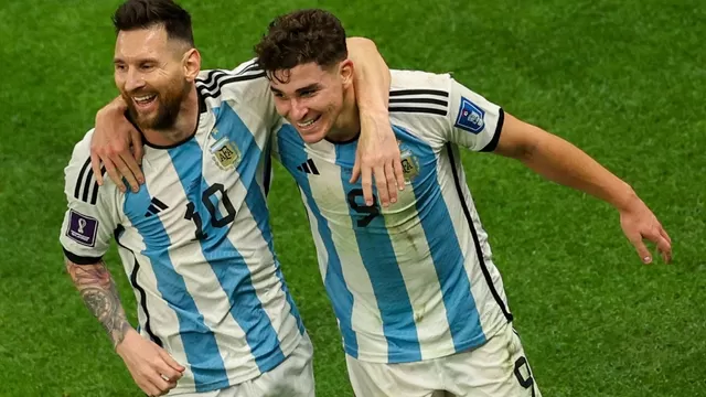 Álvarez selló el 3-0 tras genial asistencia de Messi. | Foto: AFP/Video: Latina-DSports