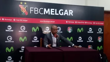 Carlos Salazar, asistente de Hern&amp;aacute;n Torres en FBC Melgar. | Foto: @Deporteaqp