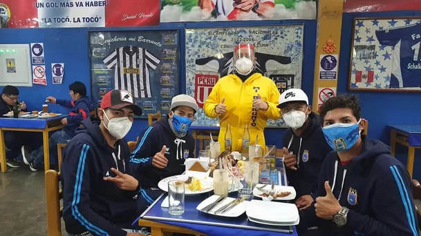 Los jugadores fueron a comer en una reconocida cevichería.