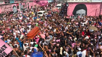 Multitudinaria despedida a Carlos 'Kukín' Flores en el Callao