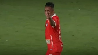 Christian Cueva mantiene un duelo aparte con Aldo Corzo en el partido en el Monumental. | Video: GOL Perú