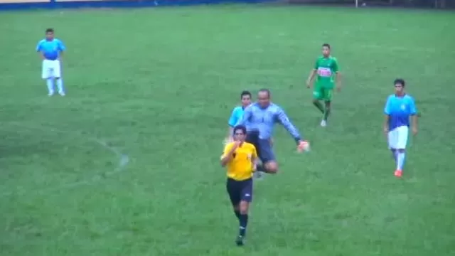 Copa Perú: terrible tackle del arquero por la espalda al árbitro