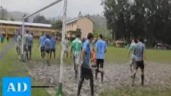 Copa Perú: futbolistas jugaron en cancha llena de lodo y se bañaron en río