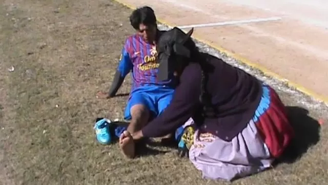 Copa Perú: Jugador tuvo que ser atendido por su mamá con hierba medicinal