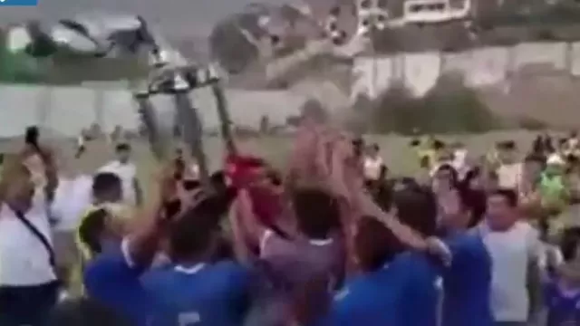 Copa Perú:  Levantan la copa de campeón distrital y se rompió en pedazos