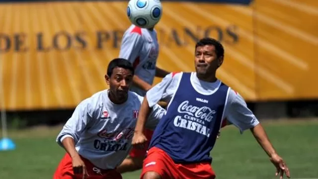 Roberto Palacios y Nolberto Solano fueron compañeros en la selección peruana. | Foto: AFP