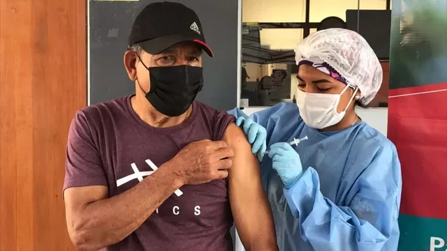 COVID-19: Héctor Chumpitaz recibió vacuna contra el coronavirus